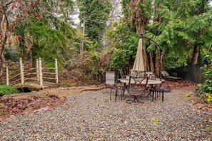 Outdoor dining - Tranquil Burien Getaway (Burien)