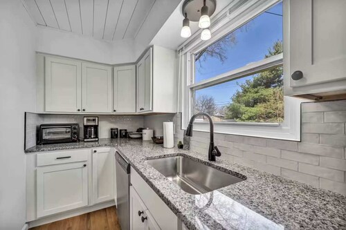 Bright pet-friendly home w/ private backyard