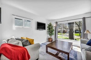 Een televisie en een kantoor