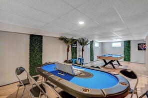 Games room - Spacious 5-bedroom house near Camelback/Kalahari with 2 Game rooms/ Hot Tub POOL (Tobyhanna)