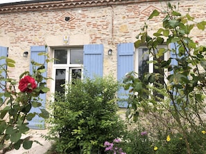 Exterior detail - House on the banks of the Canal du Midi (Agen)