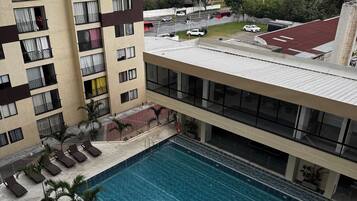 Una piscina al aire libre