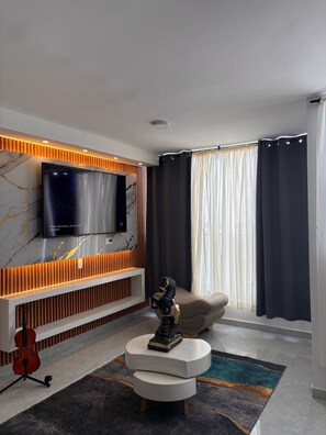 Apartament, 3 dormitoris, balcó, vistes a la ciutat | Sala d'estar