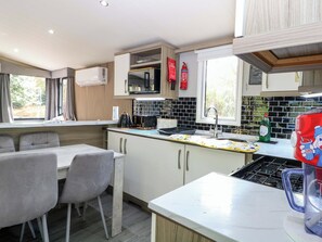Cottage | Private kitchen | Cookware/dishes/utensils - Wild Duck Holiday Park (Great Yarmouth)
