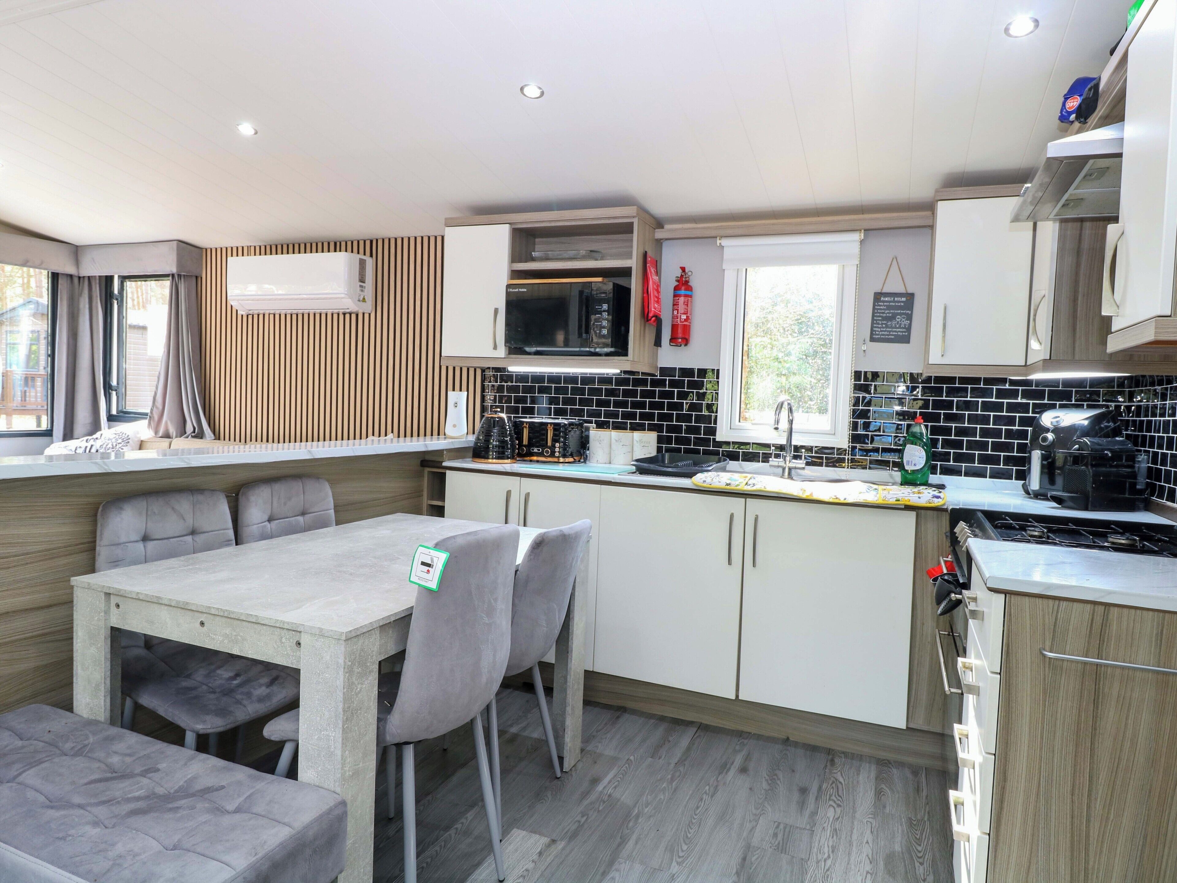 Cottage | Privékeuken | Kookgerei, borden en bestek