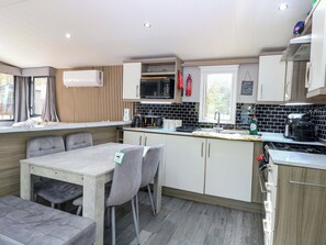 Cottage | Private kitchen | Cookware/dishes/utensils - Wild Duck Holiday Park (Great Yarmouth)