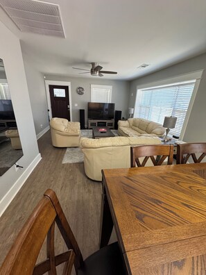 Living area - 10 min Walk to Mercedes-Benz Stadium -30+ Day Executive Rental - World Cup 2026 (Atlanta)