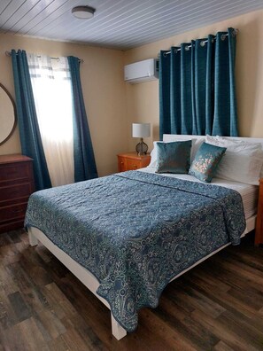 Tabla de planchar con plancha, wifi, ropa de cama