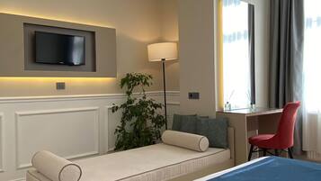 Kamar Double Deluks | Meja kerja, ruang kerja ramah laptop, dan tirai kedap cahaya