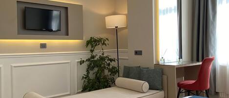 Deluxe Double Room | Desk, laptop workspace, blackout drapes, soundproofing