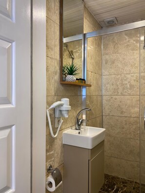Shower, free toiletries, hair dryer, towels - Pera Standard Rooms (İstanbul)