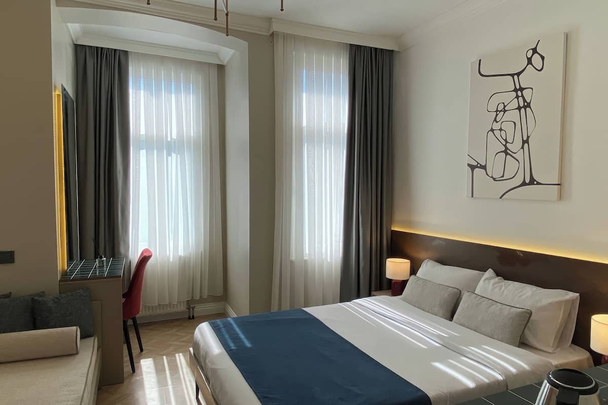 Deluxe Double Room | Desk, laptop workspace, blackout drapes, soundproofing