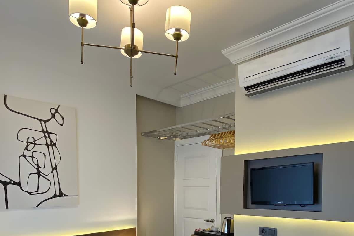 Economy Double Room | Desk, laptop workspace, blackout drapes, soundproofing