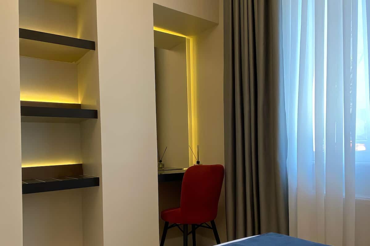 Minibaari, työpöytä, kannettavalle tietokoneelle sopiva työtila