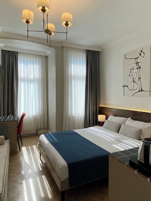 Deluxe Double Room | Minibar, desk, laptop workspace, blackout drapes - Pera Standard Rooms (İstanbul)