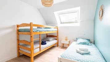 Een strijkplank/strijkijzer, internet, beddengoed