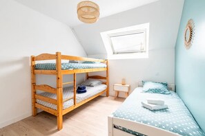 Tabla de planchar con plancha, acceso a internet y ropa de cama 