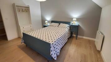 Een strijkplank/strijkijzer, internet, beddengoed