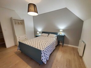 Tabla de planchar con plancha, acceso a internet y ropa de cama 