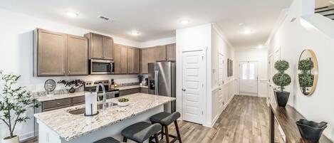 ثلاجة، ميكروويف، فرن، موقد طهي مسطح