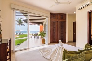 2 室のベッドルーム、セーフティボックス (室内)、デスク、アイロン / アイロン台