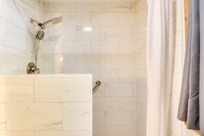 Haartrockner, Handtücher, Seife, Shampoo