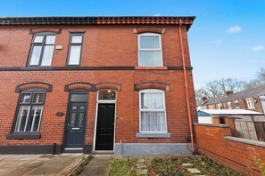 Exterior - Contractor-ready home with fast WiFi, parking and easy access to Bury centre. (Bury)