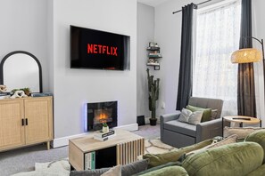 Living area - Contractor-ready home with fast WiFi, parking and easy access to Bury centre. (Bury)