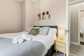 Iron/ironing board, Internet - Contractor-ready home with fast WiFi, parking and easy access to Bury centre. (Bury)