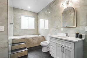Whirlpool, Handtücher, Seife, Toilettenpapier