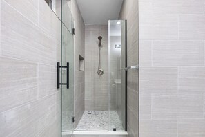 Whirlpool, Handtücher, Seife, Toilettenpapier