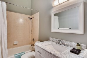 Een douche, een haardroger, handdoeken