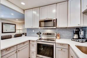 ثلاجة، ميكروويف، فرن، موقد طهي مسطح