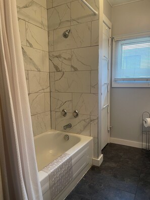 Een douche, een haardroger, handdoeken, zeep