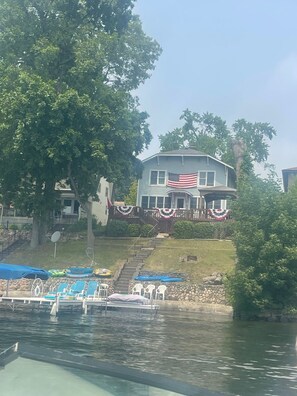 A house with a dock and a swimming pool. - Webster Lake Front Cottage 5 Bdrms, 4 Baths, Large Deck & Dock, Fully Equipped (North Webster)