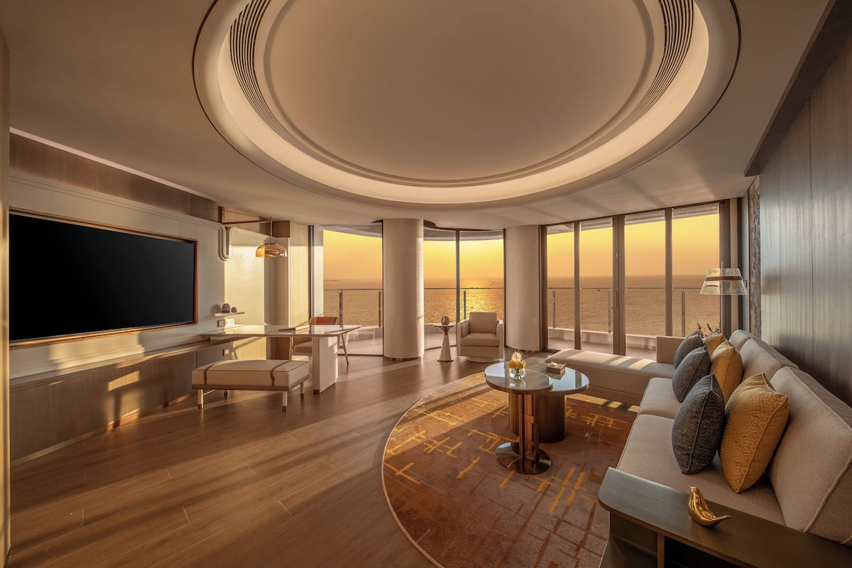 Suite, 1 Twin Bed, Ocean View (Panoramic) | Minibar, in-room safe, blackout drapes, iron/ironing board