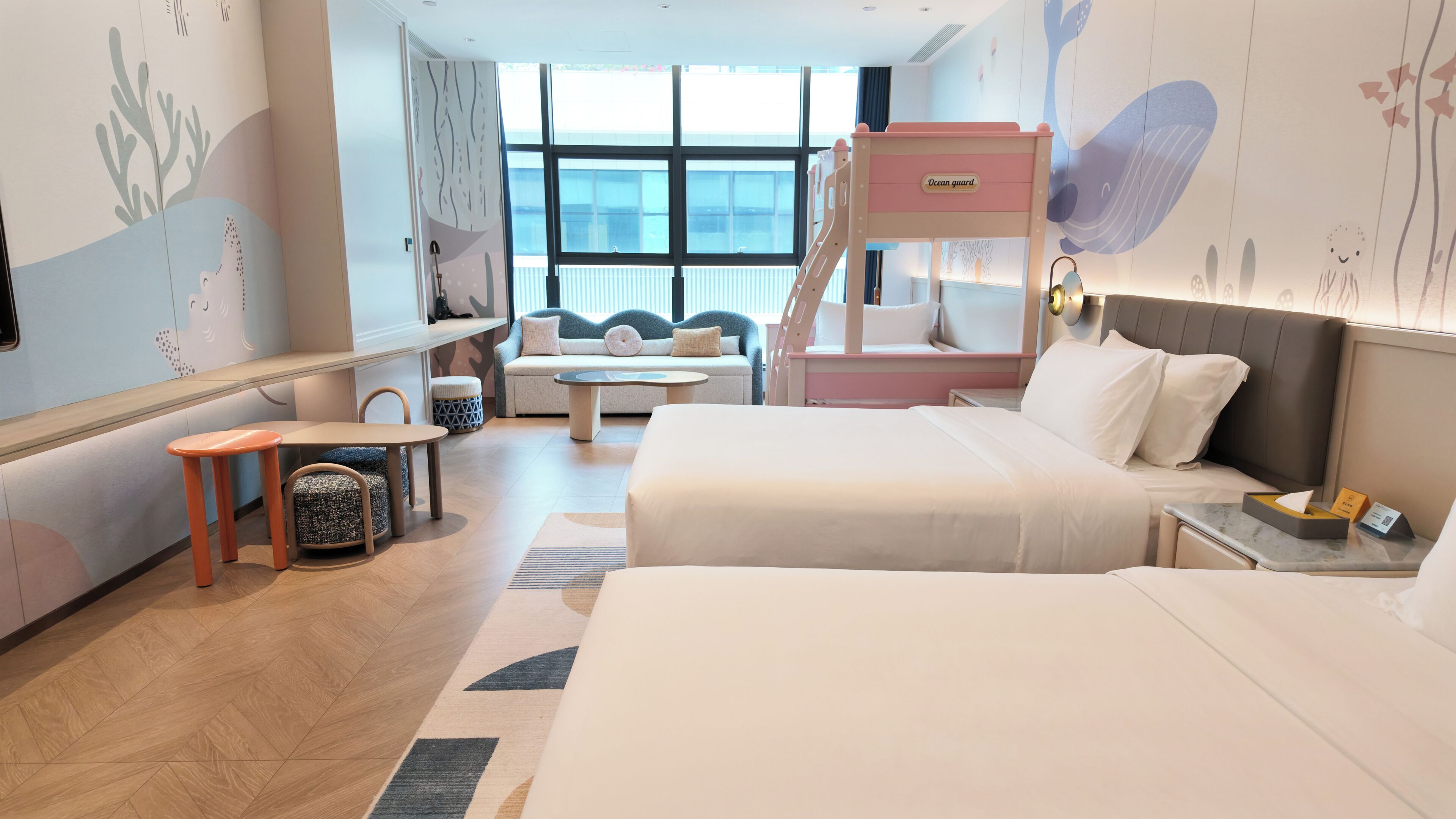Kamar Grand, Beberapa Tempat Tidur (Kid Theme) | Minibar, brankas, meja kerja, dan tirai kedap cahaya