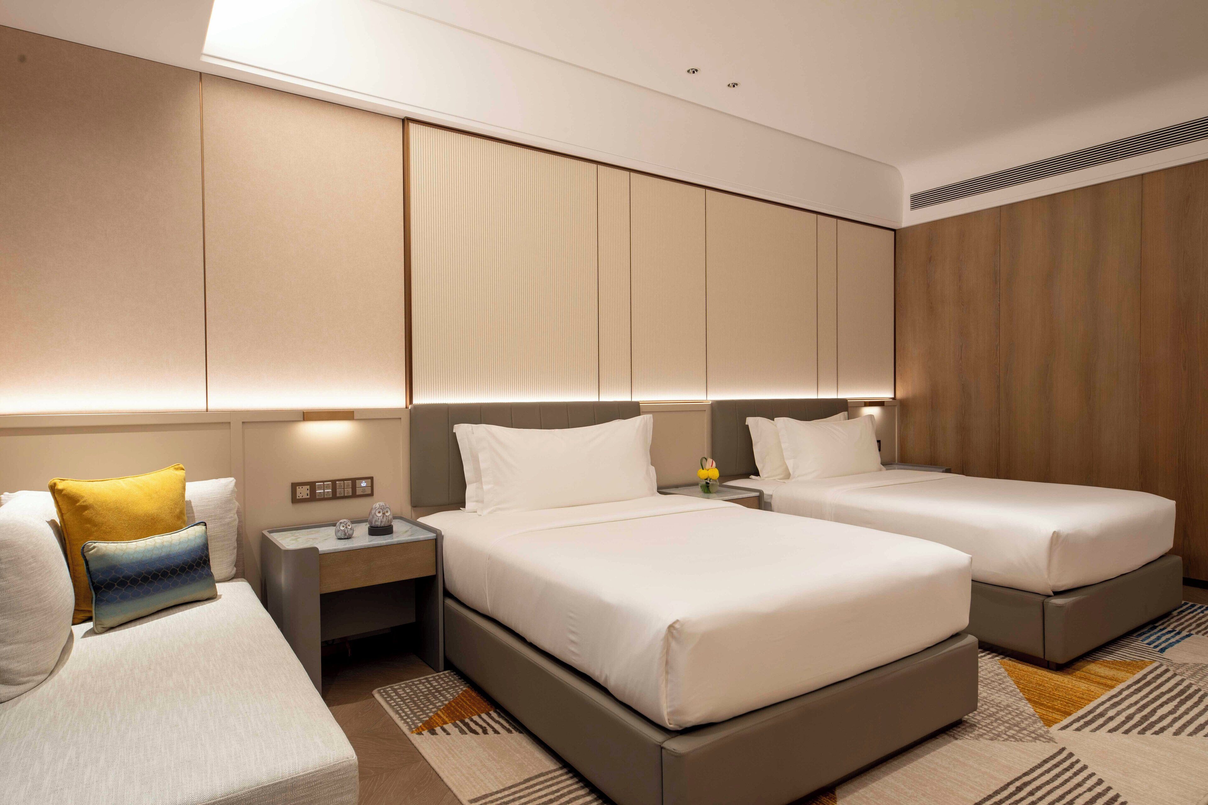 Minibar, pengeskab på værelset, mørklægningsgardiner