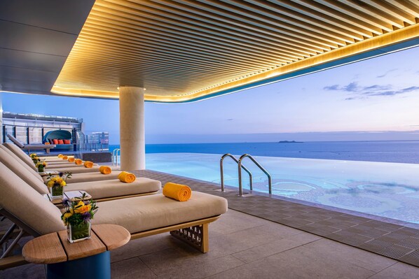 Outdoor pool, open 9:00 AM to 11:00 PM, pool umbrellas, sun loungers - Voco Sanya Bay By Ihg (Sanya)