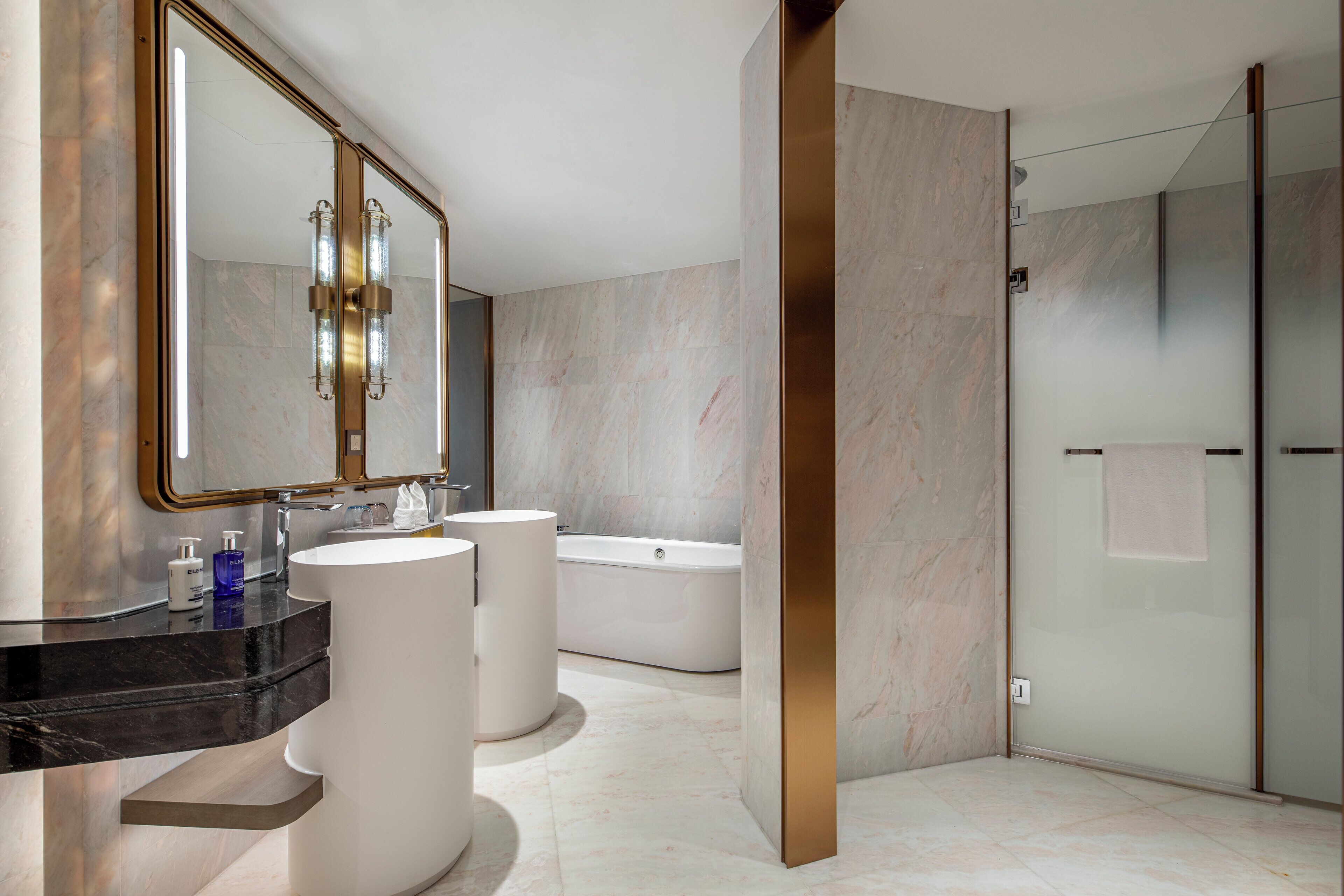 Grand-suite - ved havet (Haven) | Badeværelse | Gratis toiletartikler, hårtørrer, badekåber, hjemmesko