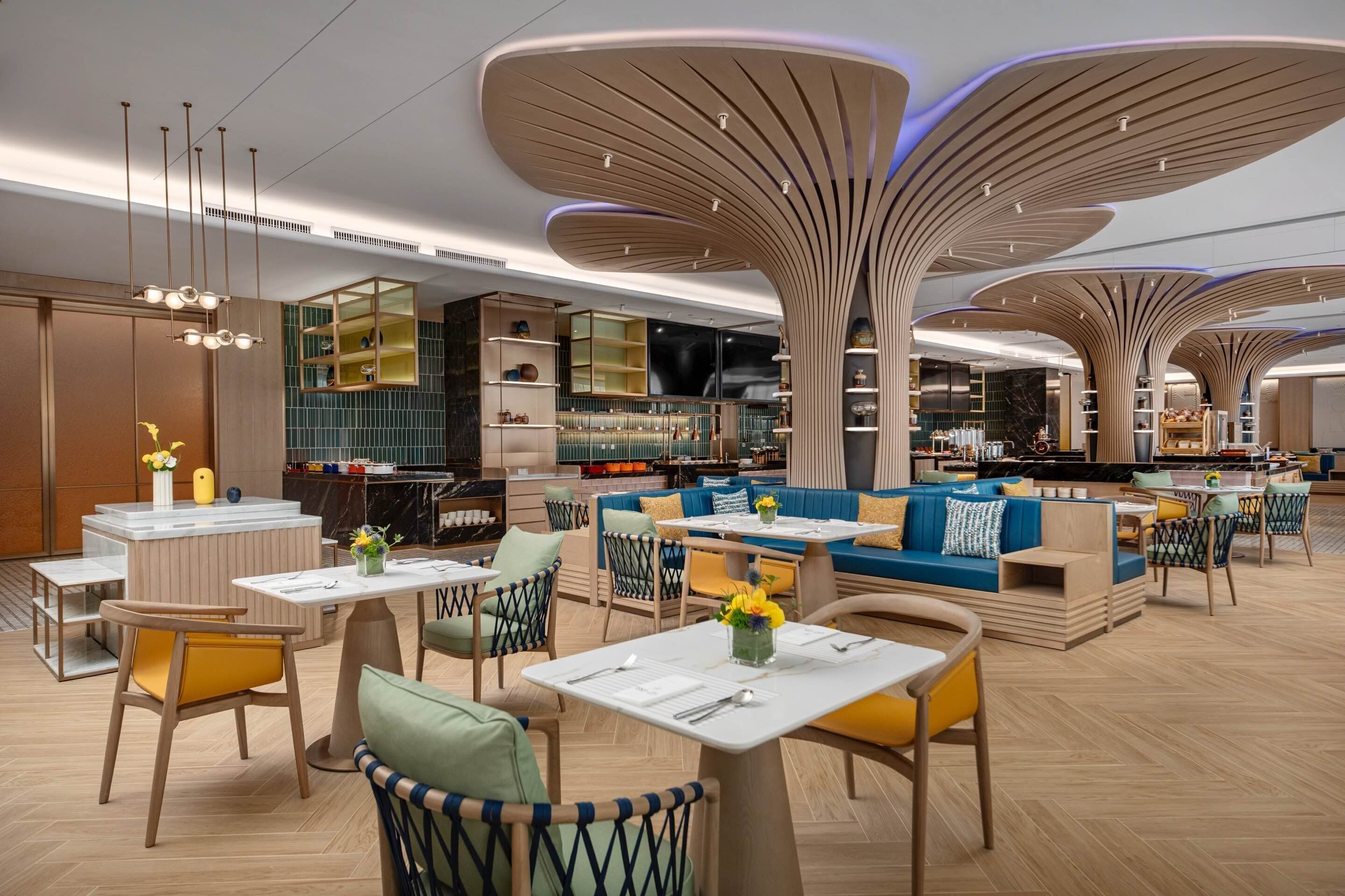 Ein modernes Restaurant mit hohen Decken, besonderer Beleuchtung und gemütlichen Sitzbereichen.