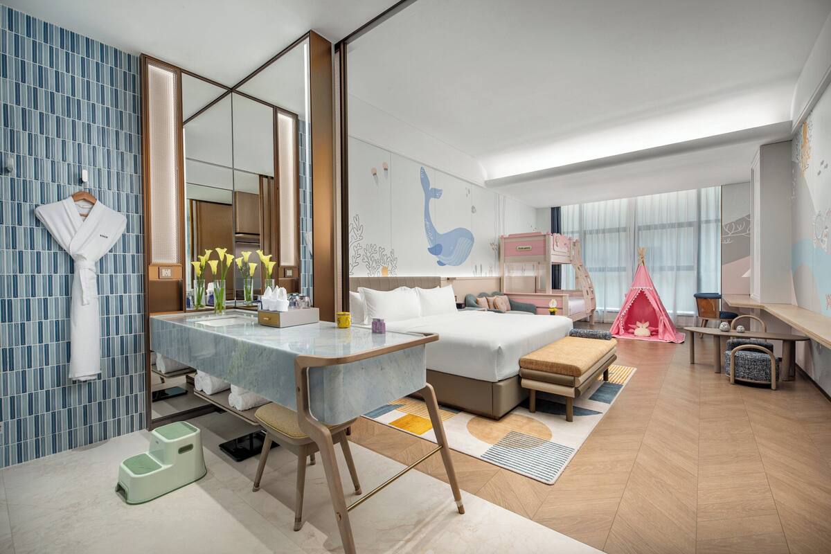 Minibar, caja de seguridad en la habitación y escritorio 