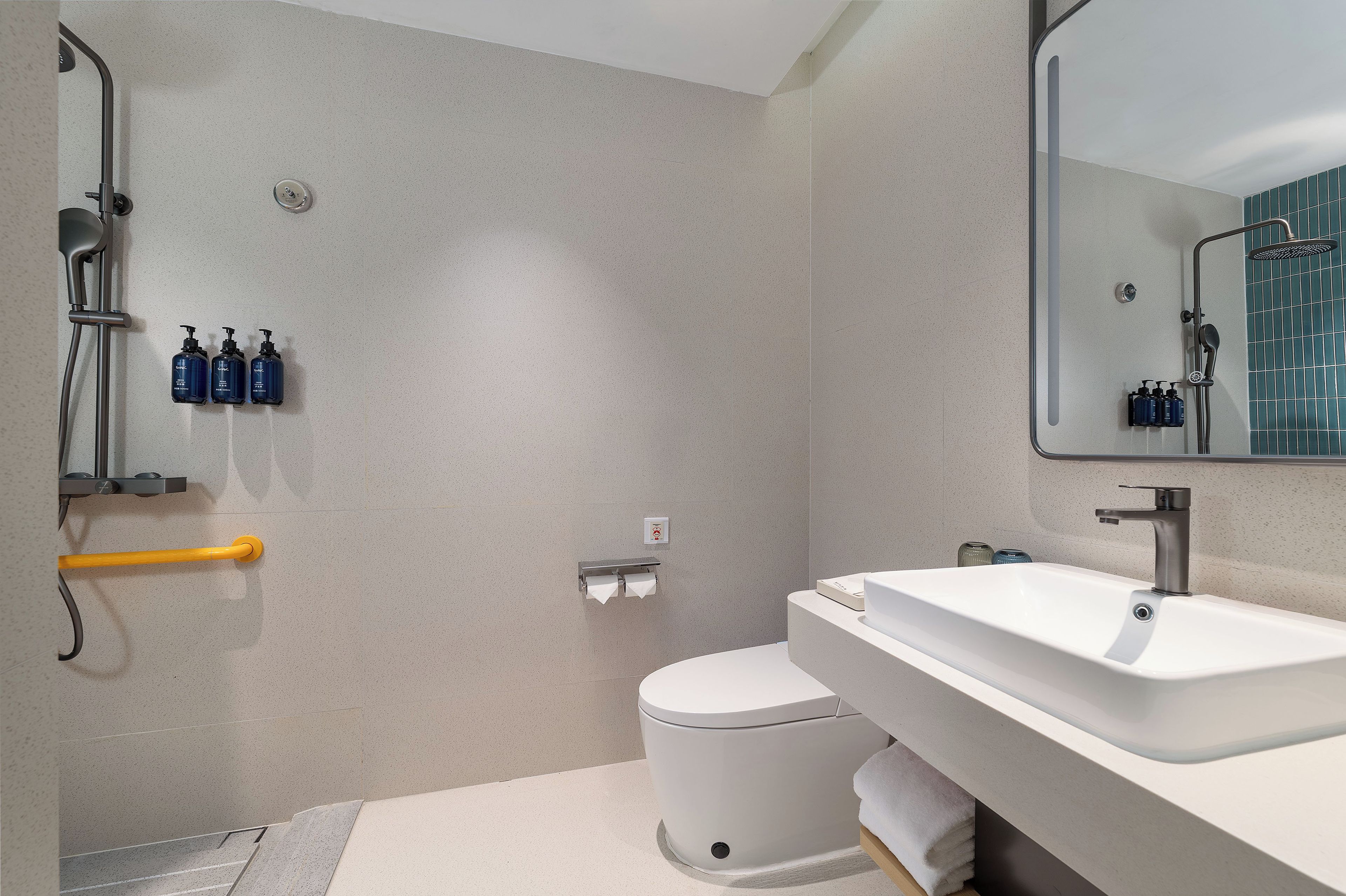Un baño moderno con ducha, inodoro y lavamanos.