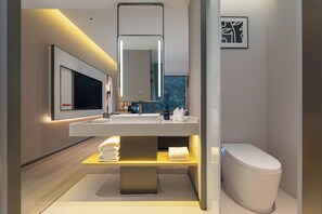 A modern bathroom with a large mirror, a sink, a toilet, and a towel rack. - Holiday Inn Express Huangshan Mountain South Gate By Ihg (Huangshan)