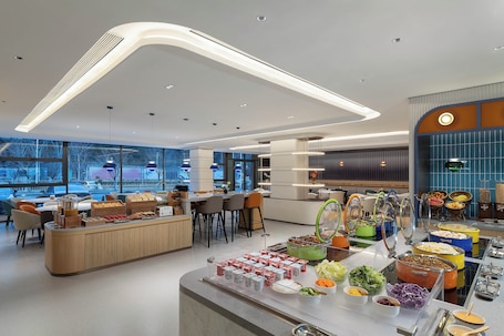 Breakfast served . Holiday Inn Express Huangshan Mountain South Gate By Ihg
