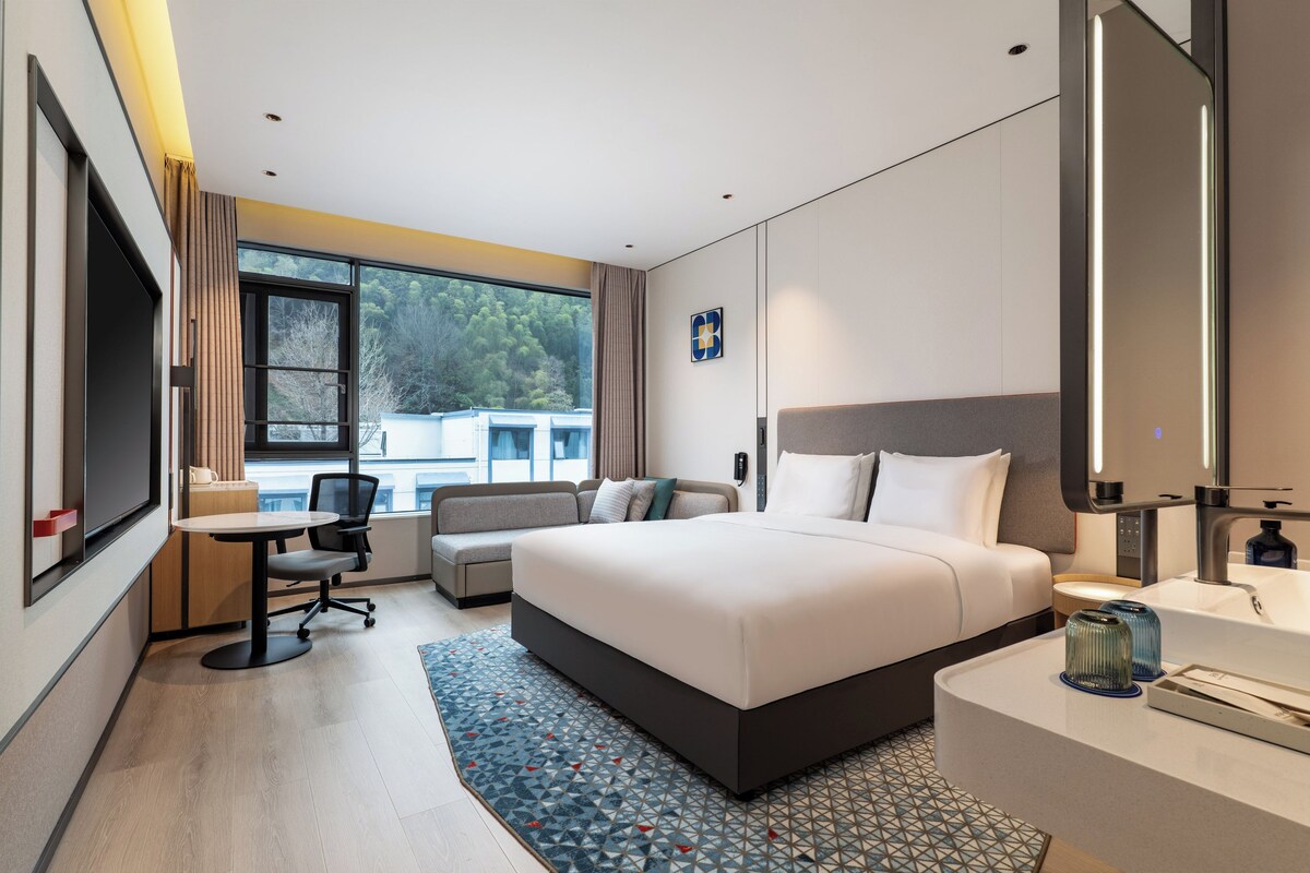 1 King Standard With Single Sofa Bed | Premium bedding, down duvets, desk, laptop workspace