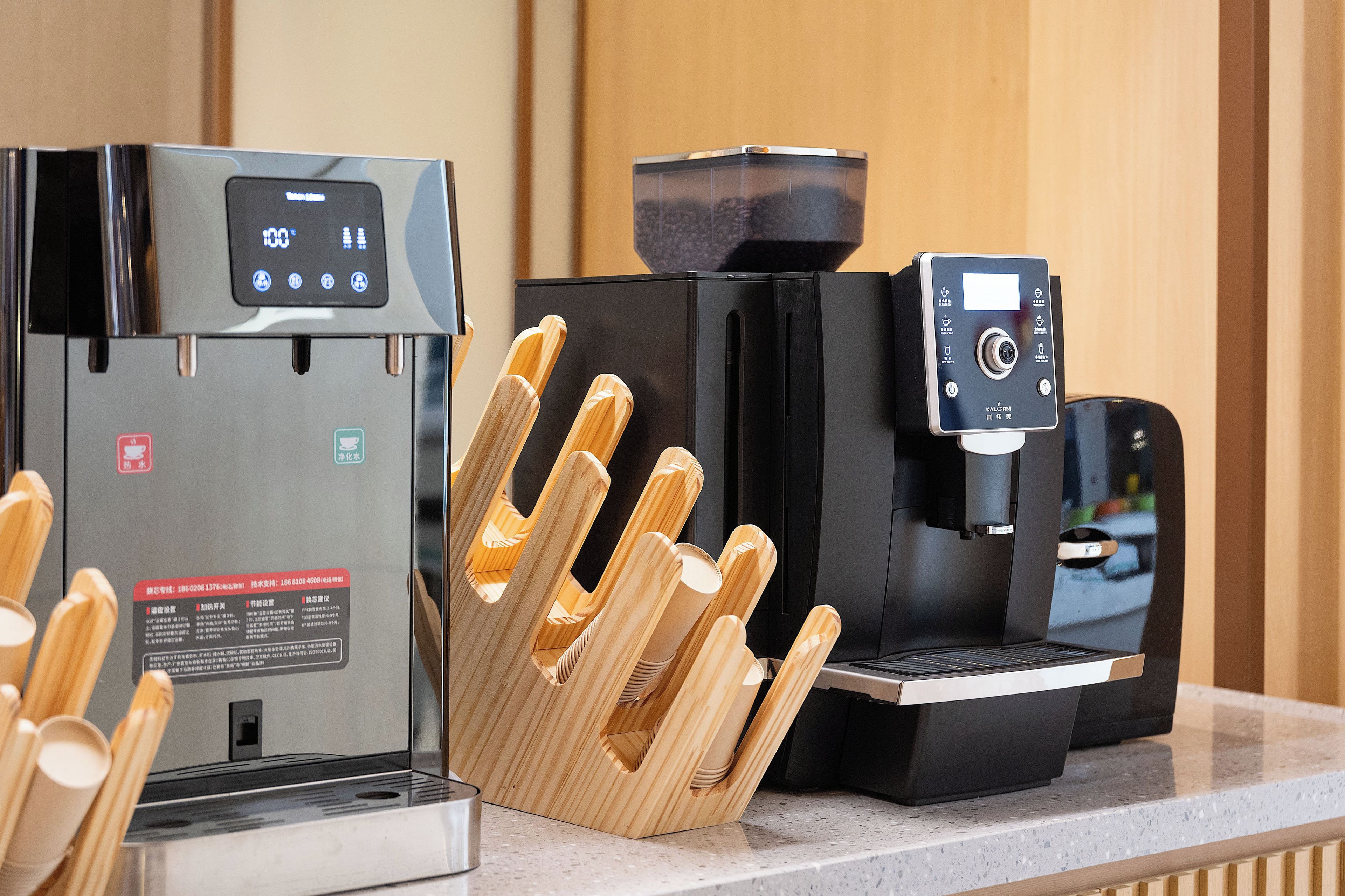 Eine Kaffeemaschine und ein Reiskocher stehen auf einer Küchenarbeitsfläche.