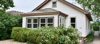 Cozy 2-bedroom bungalow with a river view near downtown