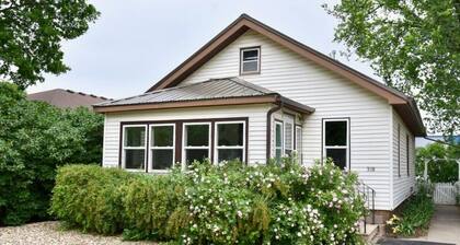 Cozy 2-bedroom bungalow with a river view near downtown