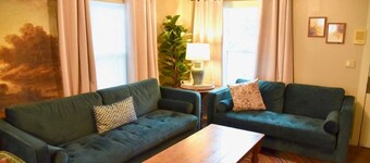 Cozy 2-bedroom bungalow with a river view near downtown